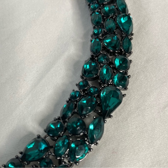 Elegant Silver and Green Gemstone Necklace and Bracelet Set - Picture 6 of 6